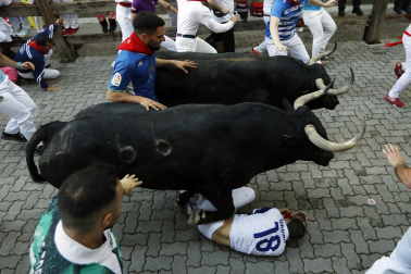 Segundo encierro de San Fermín 2026 con toros de Cebada Gago en la bajada al callejón.