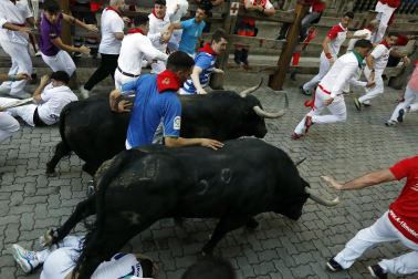 Segundo encierro de San Fermín 2026 con toros de Cebada Gago en la bajada al callejón.