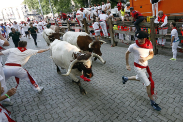 Segundo encierro de San Fermín 2026 con toros de Cebada Gago en la bajada al callejón.