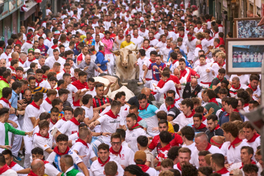 Segundo encierro de San Fermín 2026 con toros de Cebada Gago en la Estafeta.