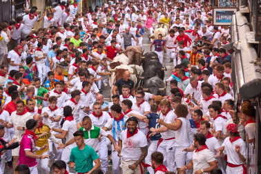 Segundo encierro de San Fermín 2026 con toros de Cebada Gago en la Estafeta.
