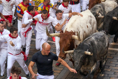 Segundo encierro de San Fermín 2026 con toros de Cebada Gago en la Estafeta.