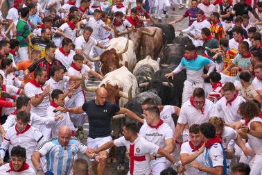 Segundo encierro de San Fermín 2026 con toros de Cebada Gago en la Estafeta.
