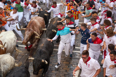 Segundo encierro de San Fermín 2026 con toros de Cebada Gago en la Estafeta.