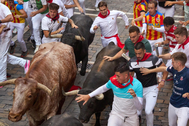 Segundo encierro de San Fermín 2026 con toros de Cebada Gago en la Estafeta.