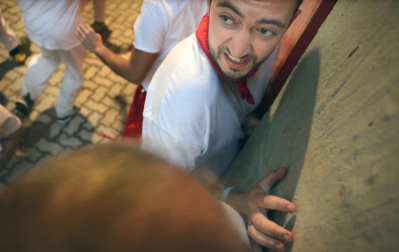 Sucedió este miércoles 8 de julio al finalizar el segundo encierro de los Sanfermines 2026, con los toros de Cebada Gago. Un corredor se arrimó a la pared y quedó bloqueado mientras los toros pasaban a toda velocidad. Así se vive la tensión desde el vallado, al final del callejón.