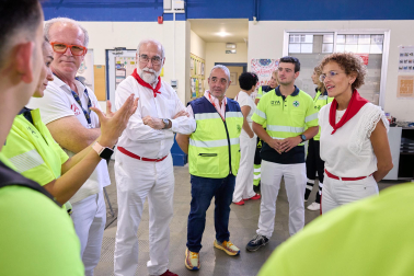 Visita de Chivite a los profesionales de Salud y Seguridad que cubren la fiesta de San Fermín
