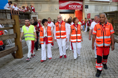 Visita de Chivite a los profesionales de Salud y Seguridad que cubren la fiesta de San Fermín