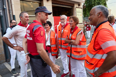 Visita de Chivite a los profesionales de Salud y Seguridad que cubren la fiesta de San Fermín