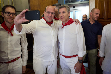 Fotos de Alberto Núñez Feijóo en el Baile de la Alpargata en las fiestas de San Fermín 2026