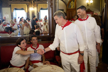 Fotos de Alberto Núñez Feijóo en el Baile de la Alpargata en las fiestas de San Fermín 2026