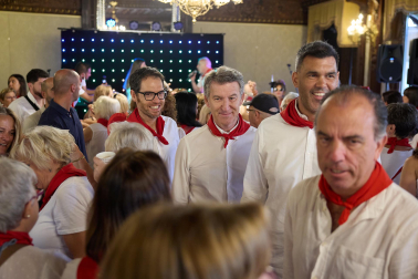 Fotos de Alberto Núñez Feijóo en el Baile de la Alpargata en las fiestas de San Fermín 2026