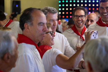 Fotos de Alberto Núñez Feijóo en el Baile de la Alpargata en las fiestas de San Fermín 2026