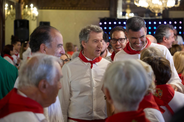 Fotos de Alberto Núñez Feijóo en el Baile de la Alpargata en las fiestas de San Fermín 2026