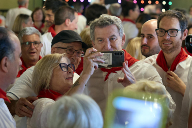 Fotos de Alberto Núñez Feijóo en el Baile de la Alpargata en las fiestas de San Fermín 2026