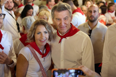 Fotos de Alberto Núñez Feijóo en el Baile de la Alpargata en las fiestas de San Fermín 2026
