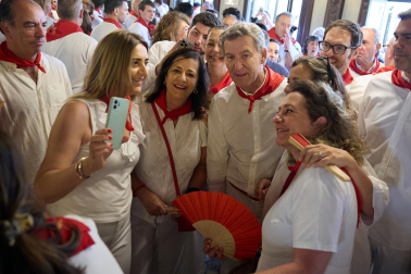 Fotos de Alberto Núñez Feijóo en el Baile de la Alpargata en las fiestas de San Fermín 2026