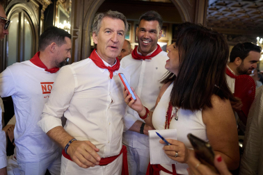 Fotos de Alberto Núñez Feijóo en el Baile de la Alpargata en las fiestas de San Fermín 2026