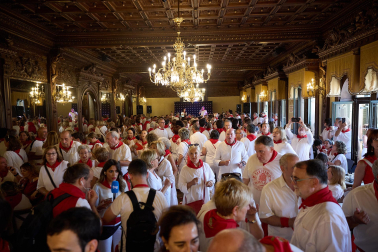 Fotos de Alberto Núñez Feijóo en el Baile de la Alpargata en las fiestas de San Fermín 2026