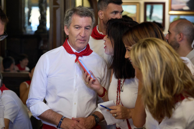 Fotos de Alberto Núñez Feijóo en el Baile de la Alpargata en las fiestas de San Fermín 2026