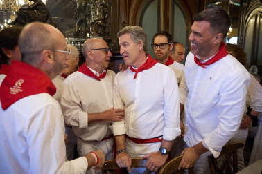 Fotos de Alberto Núñez Feijóo en el Baile de la Alpargata en las fiestas de San Fermín 2026