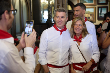 Fotos de Alberto Núñez Feijóo en el Baile de la Alpargata en las fiestas de San Fermín 2026