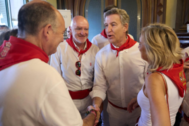 Fotos de Alberto Núñez Feijóo en el Baile de la Alpargata en las fiestas de San Fermín 2026