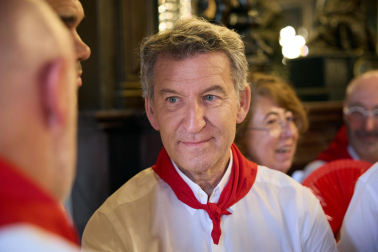 Fotos de Alberto Núñez Feijóo en el Baile de la Alpargata en las fiestas de San Fermín 2026