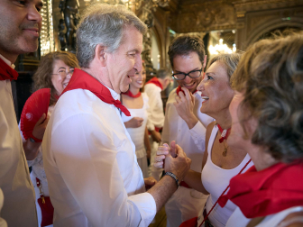 Fotos de Alberto Núñez Feijóo en el Baile de la Alpargata en las fiestas de San Fermín 2026