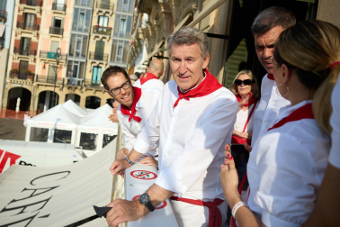 Fotos de Alberto Núñez Feijóo en el Baile de la Alpargata en las fiestas de San Fermín 2026