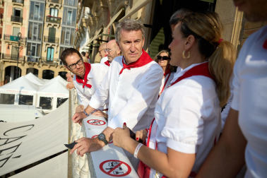 Fotos de Alberto Núñez Feijóo en el Baile de la Alpargata en las fiestas de San Fermín 2026