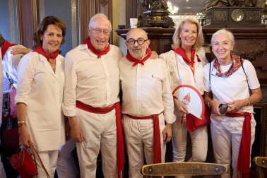 Fotos de Alberto Núñez Feijóo en el Baile de la Alpargata en las fiestas de San Fermín 2026