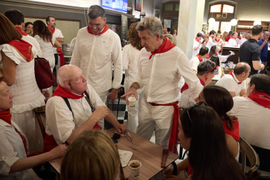 Fotos de Alberto Núñez Feijóo en el Baile de la Alpargata en las fiestas de San Fermín 2026