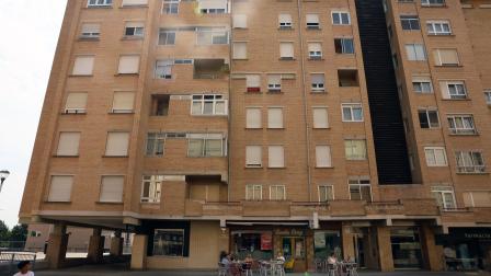 Edificio de viviendas que ha tenido que ser desalojado por una fuga de gas en Zizur