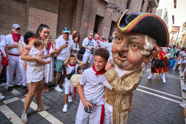 Fotos de la salida de la Comparsa de Gigantes y Cabezudos este 8 de julio de San Fermín 2026