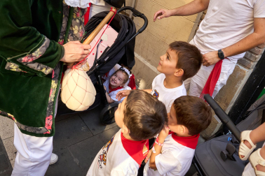 Fotos de la salida de la Comparsa de Gigantes y Cabezudos este 8 de julio de San Fermín 2026