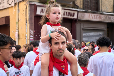 Fotos de la salida de la Comparsa de Gigantes y Cabezudos este 8 de julio de San Fermín 2026