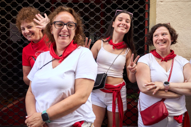 Fotos de la salida de la Comparsa de Gigantes y Cabezudos este 8 de julio de San Fermín 2026