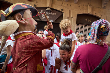 Fotos de la salida de la Comparsa de Gigantes y Cabezudos este 8 de julio de San Fermín 2026