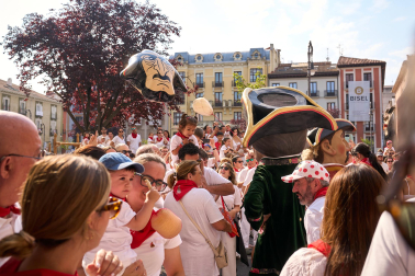 Fotos de la salida de la Comparsa de Gigantes y Cabezudos este 8 de julio de San Fermín 2026
