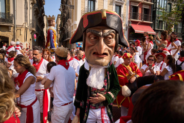 Fotos de la salida de la Comparsa de Gigantes y Cabezudos este 8 de julio de San Fermín 2026
