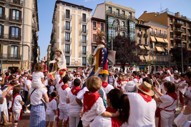 Fotos de la salida de la Comparsa de Gigantes y Cabezudos este 8 de julio de San Fermín 2026