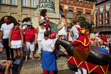 Fotos de la salida de la Comparsa de Gigantes y Cabezudos este 8 de julio de San Fermín 2026
