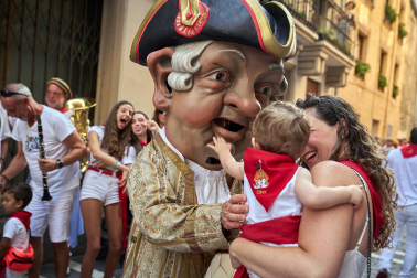 Fotos de la salida de la Comparsa de Gigantes y Cabezudos este 8 de julio de San Fermín 2026