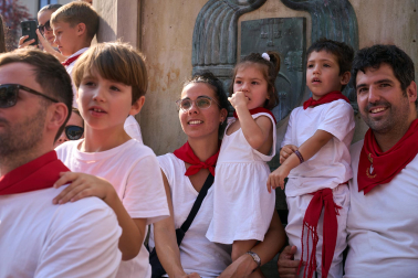 Fotos de la salida de la Comparsa de Gigantes y Cabezudos este 8 de julio de San Fermín 2026