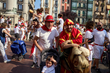 Fotos de la salida de la Comparsa de Gigantes y Cabezudos este 8 de julio de San Fermín 2026