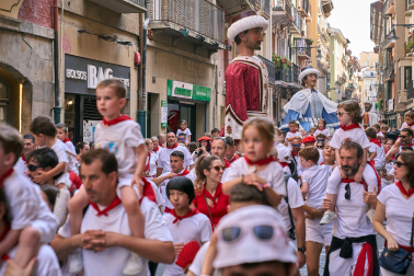 Fotos de la salida de la Comparsa de Gigantes y Cabezudos este 8 de julio de San Fermín 2026