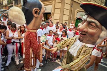 Fotos de la salida de la Comparsa de Gigantes y Cabezudos este 8 de julio de San Fermín 2026
