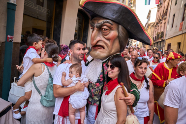 Fotos de la salida de la Comparsa de Gigantes y Cabezudos este 8 de julio de San Fermín 2026