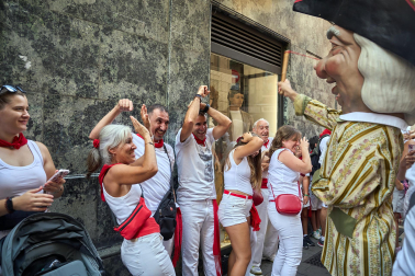 Fotos de la salida de la Comparsa de Gigantes y Cabezudos este 8 de julio de San Fermín 2026